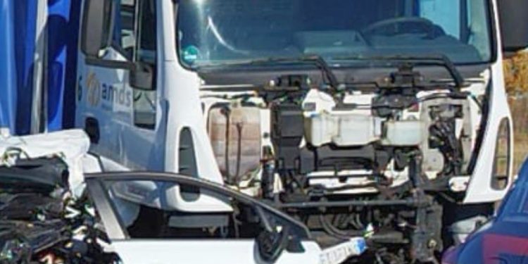 Schianto in auto contro un camion: grave una 38enne e in ospedale anche il figlio