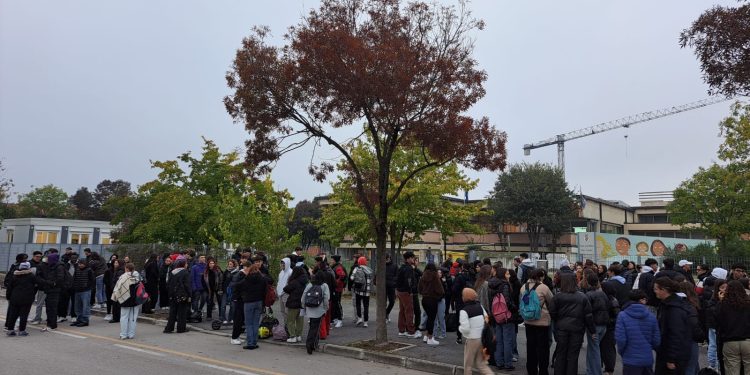 Castiglione: centinaia di studenti fuori dai cancelli per chiedere di migliorare l’istituto