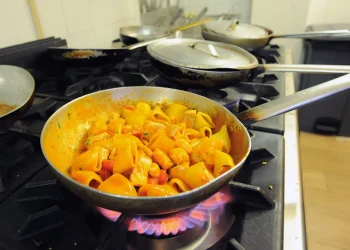 Cenone di Natale costerà 2,9 mld: +10% pesce e frutta, +6% dolci, boom olio d’oliva