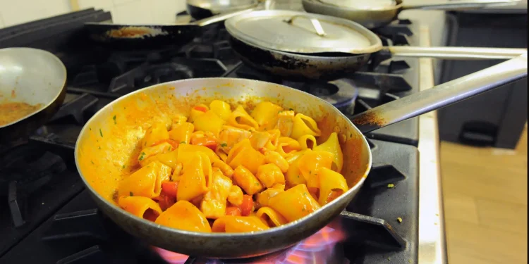 Cenone di Natale costerà 2,9 mld: +10% pesce e frutta, +6% dolci, boom olio d’oliva