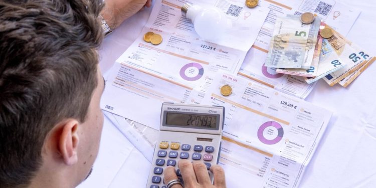 Prorogato al 1° luglio 2024 lo stop al mercato tutelato per la bolletta della luce