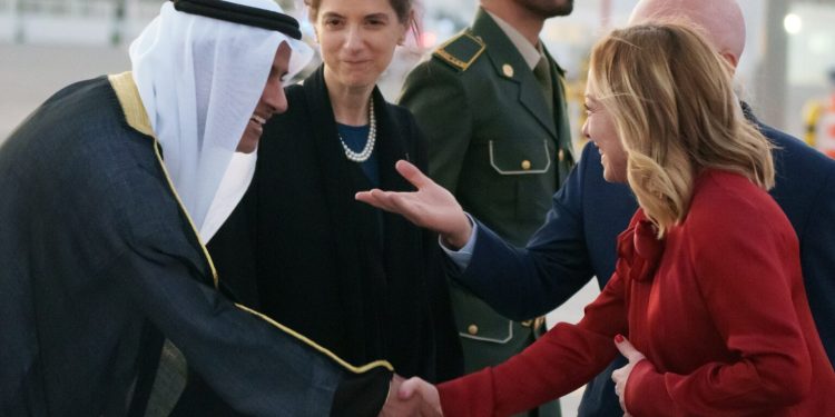 Cop28, Meloni vola a Dubai e guarda all’Africa: Piano Mattei in filigrana