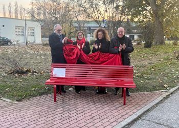 Mantova, inaugurata alla sede di Ats Val Padana la panchina rossa contro la violenza sulle donne