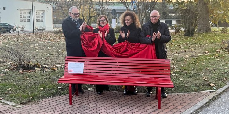 Mantova, inaugurata alla sede di Ats Val Padana la panchina rossa contro la violenza sulle donne