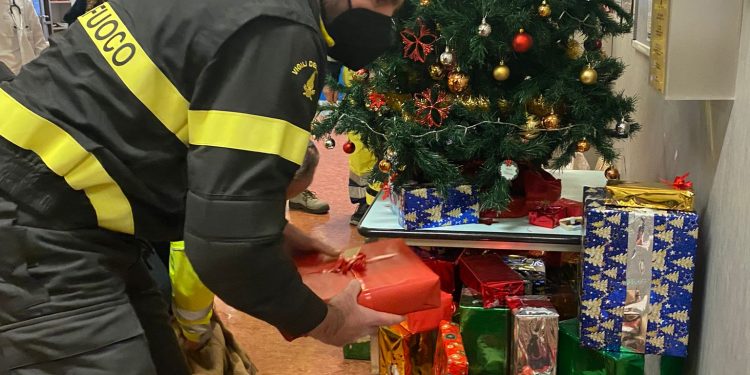 Ospedale Oglio Po, i Vigili del Fuoco di Piadena Drizzona e la Protezione Civile di Asola e Sabbioneta donano giocattoli alla pediatria