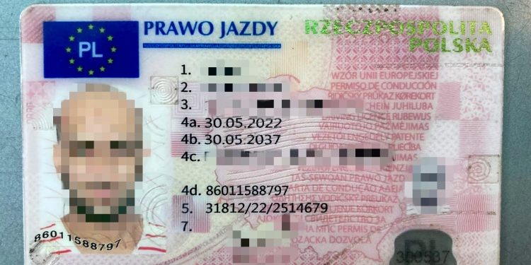 Con la patente falsa comprata su Facebook: maxi multa, auto sequestrata e indagini