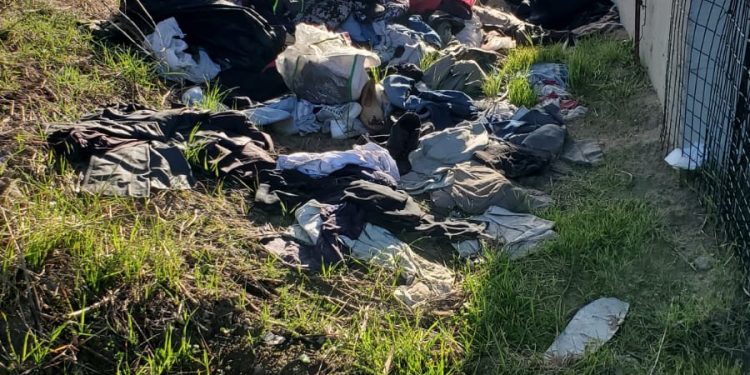 Vestiti abbandonati sotto il cavalcavia di Castelletto Borgo: inutili le segnalazioni a Tea