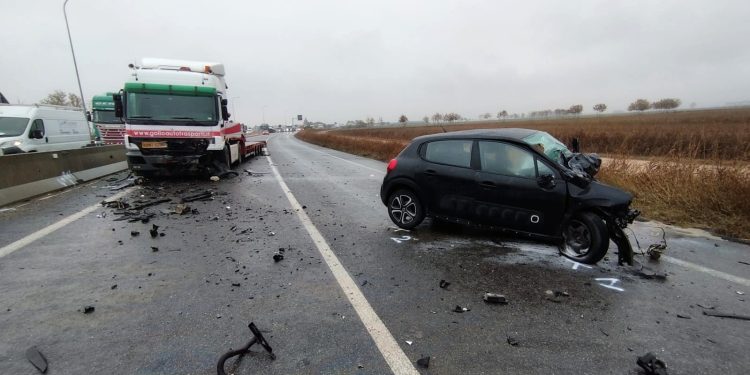 Frontale contro un camion: muore studente universitario di 22 anni