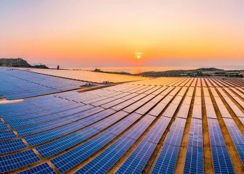 Boom domanda fotovoltaico, prezzi pannelli a minimi storici: in Cina produttori in crisi