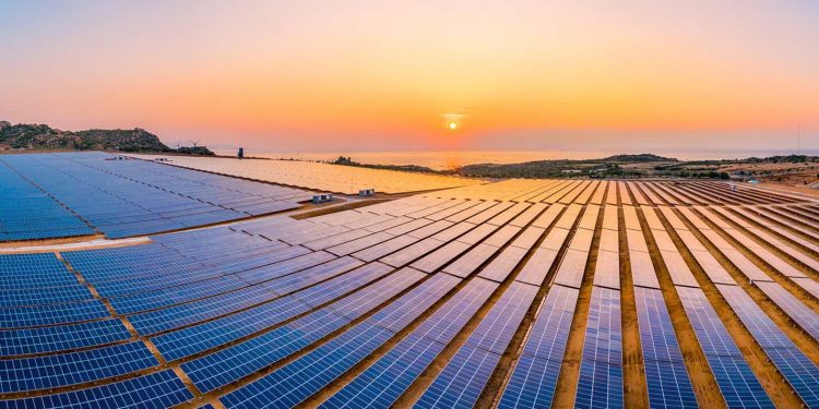 Boom domanda fotovoltaico, prezzi pannelli a minimi storici: in Cina produttori in crisi