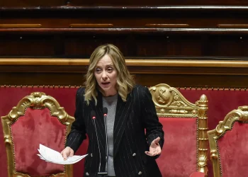 Meloni: “Difenderemo produzione nazionale”. Stellantis replica: “Fortemente impegnati in Italia”