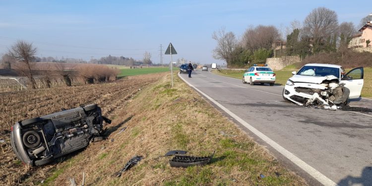 Frontale tra due auto, grave una 43enne di Ponti sul Mincio