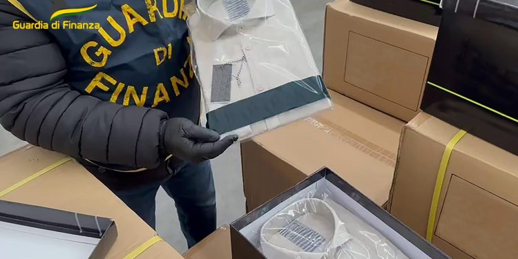 Sembravano Made in Italy ma non lo erano: sequestrato ben 8mila camicie