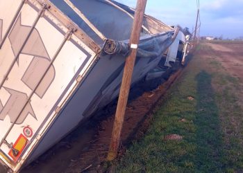 Ennesimo camion finisce nel fosso. I sindaci: “Ampliate quel tratto della Postumia”