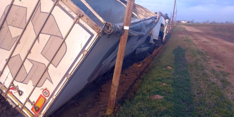 Ennesimo camion finisce nel fosso. I sindaci: “Ampliate quel tratto della Postumia”