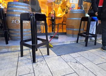 Pulisce la grata davanti a un bar ma ci finisce dentro: grave un 50enne