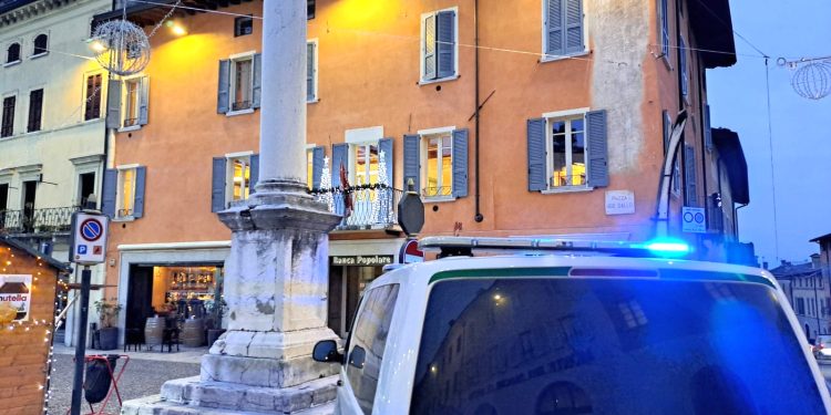 Castiglione, ancora grave dopo essere precipitato sotto la grata