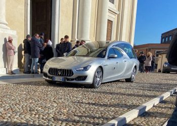 “Sempre gentile e disponibile fino all’ultimo”: in tanti per l’addio a “James”