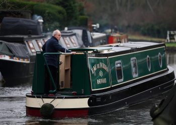 Sui canali inglesi le chiatte elettriche stanno sostituendo quelle a diesel