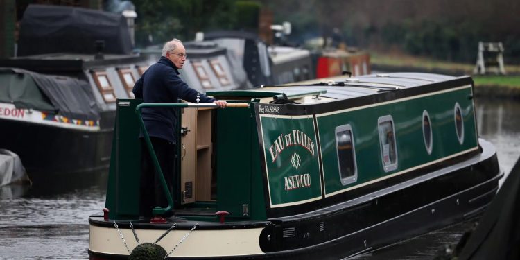 Sui canali inglesi le chiatte elettriche stanno sostituendo quelle a diesel