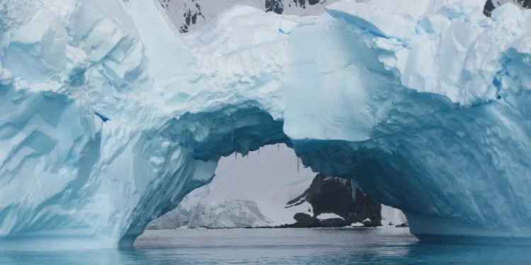 La calotta glaciale Antartica si è assottigliata di 450 metri in 200 anni