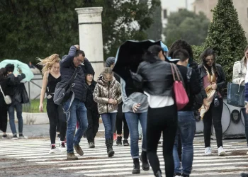Due cicloni in rotta di collisione con l’Italia: tornano pioggia e venti forti