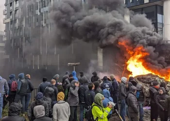 Agricoltura, la furia dei trattori devasta Bruxelles: la polizia risponde con i lacrimogeni