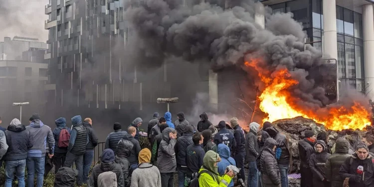 Agricoltura, la furia dei trattori devasta Bruxelles: la polizia risponde con i lacrimogeni