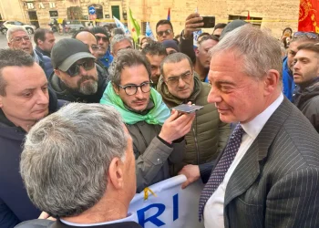 Auto, scintille Urso-Tavares. Il ministro: “Se vogliono lo Stato in Stellantis lo chiedano”