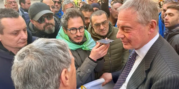 Auto, scintille Urso-Tavares. Il ministro: “Se vogliono lo Stato in Stellantis lo chiedano”