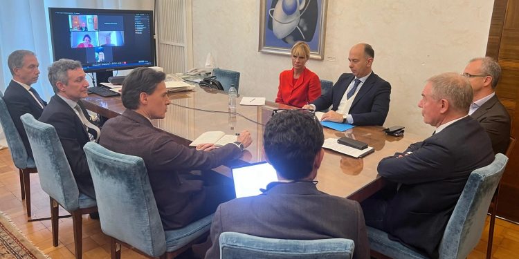 Ex Ilva, Urso nomina tutti i commissari e li riunisce al Mimit Sindacati: “Sfida epocale”