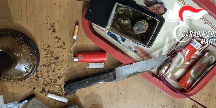 Oltre tre chilogrammi di hashish e marijuana in casa: arrestato un 45enne