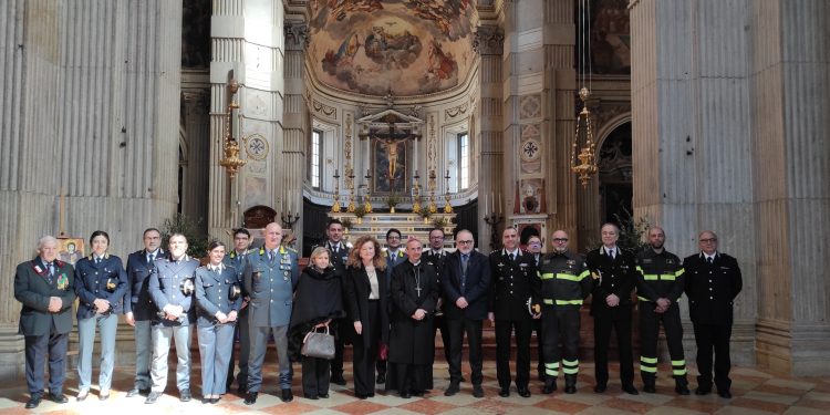 Pasqua anche per le forze dell’ordine: in duomo a Mantova la messa col vescovo