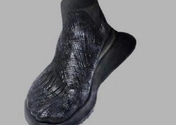 Moda più sostenibile con la pelle vegana senza plastica. E il merito è dei batteri