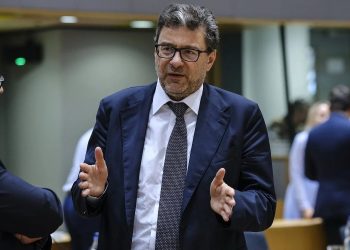 Patto di stabilità, via libera dal Parlamento europeo. M5s: “Sfiduciato Giorgetti”
