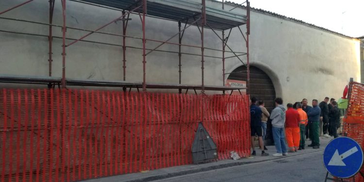 Precipita dal balcone per quattro metri: muratore 58enne muore sul colpo