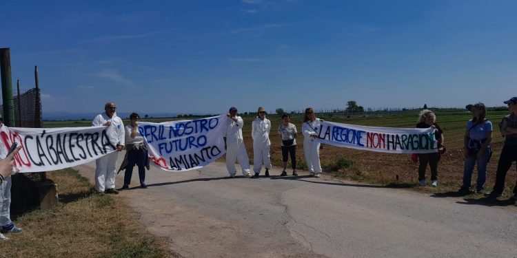 Valeggio sul Mincio, sopralluogo a Ca’ Balestra: protesta del comitato contro la discarica di amianto