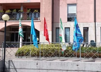 Solferino, le suore rimuovono le bandiere: i sindacati scrivono al vescovo