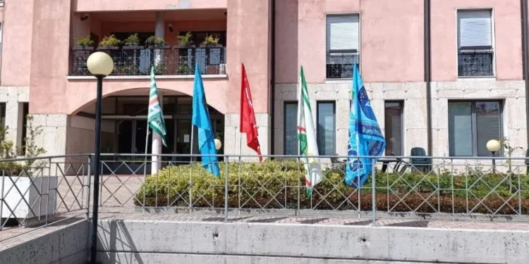 Solferino, le suore rimuovono le bandiere: i sindacati scrivono al vescovo