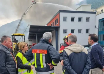 In fiamme azienda di colonnine elettriche a Bolzano: maxi colonna di fumo