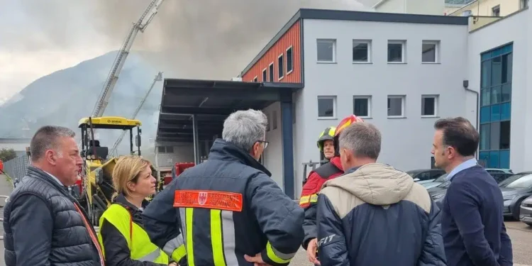 In fiamme azienda di colonnine elettriche a Bolzano: maxi colonna di fumo