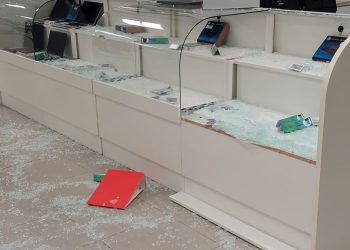 Maxi furti di cellulari e computer: due arrestati dai carabinieri