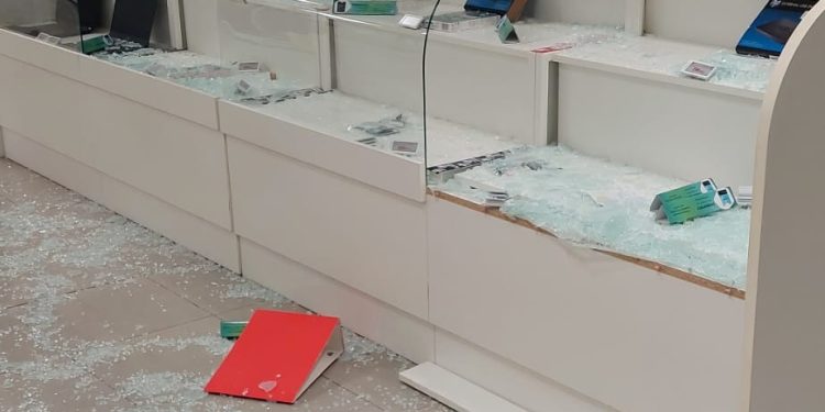 Maxi furti di cellulari e computer: due arrestati dai carabinieri