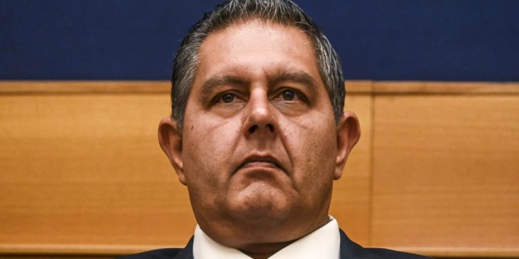 Giovanni Toti arrestato per corruzione, è ai domiciliari. In carcere l’ad di Iren Paolo Emilio Signorini