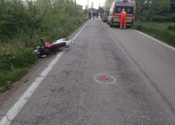 In moto si schianta contro un’auto e poi viene travolto da un camion: muore 22enne