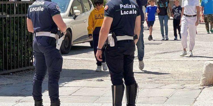 Bullizzano la compagna di scuola per mesi: una finisce in comunità, le altre tre denunciate