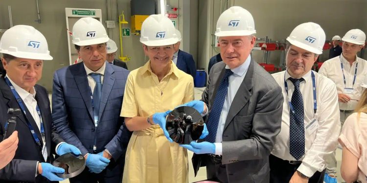 A Catania il primo impianto integrato d’Europa per chip. Urso: 10 mld per microelettronica