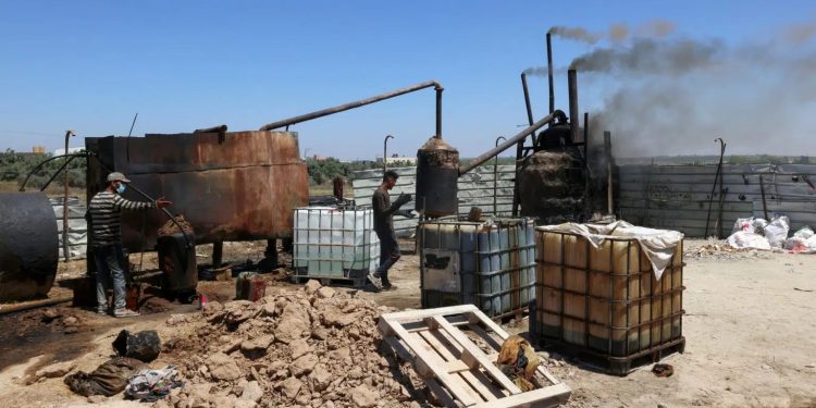 A Gaza fa affari chi aggiusta le taniche per l’acqua danneggiate dalle bombe