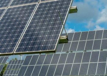 Investimenti in energia ‘green’ doppiano i fossili: boom sul solare