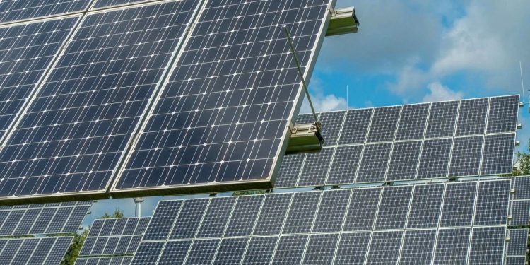 Investimenti in energia ‘green’ doppiano i fossili: boom sul solare